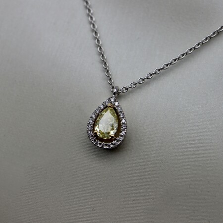 Collier or blanc pendentif or blanc diamant jaune taille poire et entourage diamants