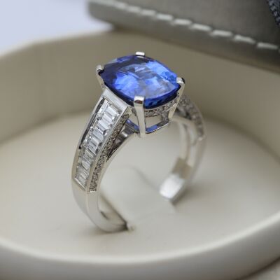 Bague or blanc saphir coussin, diamants baguette et brillant