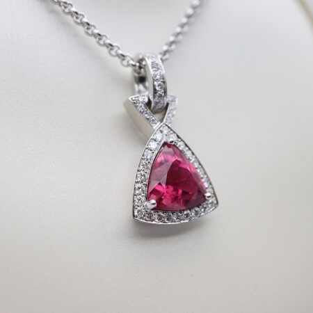 Chaine or blanc et pendentif rubellite entourage diamants