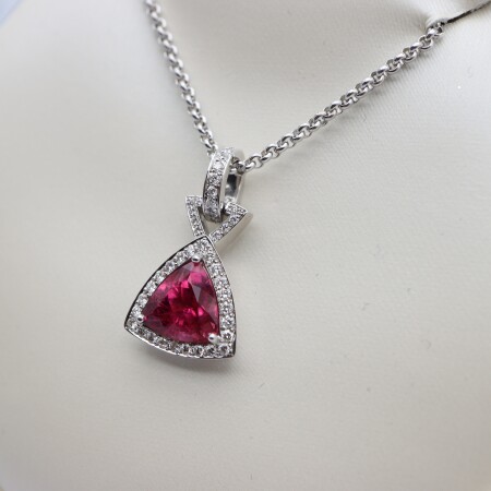 Chaine or blanc et pendentif rubellite entourage diamants