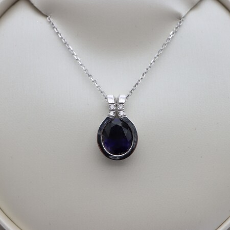 Collier pendentif or blanc, iolite et diamants