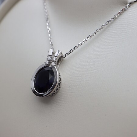 Collier pendentif or blanc, iolite et diamants