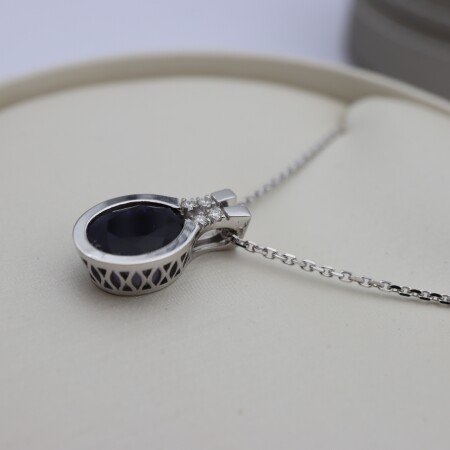 Collier pendentif or blanc, iolite et diamants