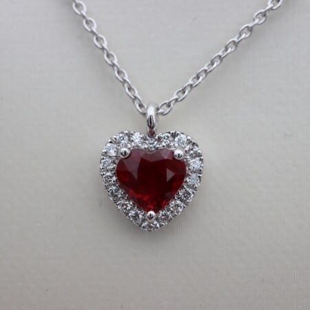 Collier or blanc rubis coeur et diamants