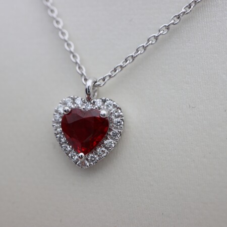 Collier or blanc rubis coeur et diamants