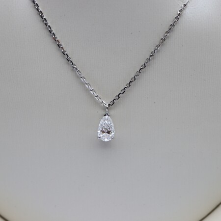 Collier or blanc et pendentif diamant taille poire