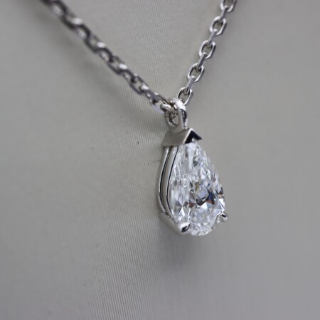 Collier or blanc et pendentif diamant taille poire