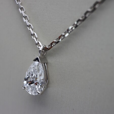 Collier or blanc et pendentif diamant taille poire