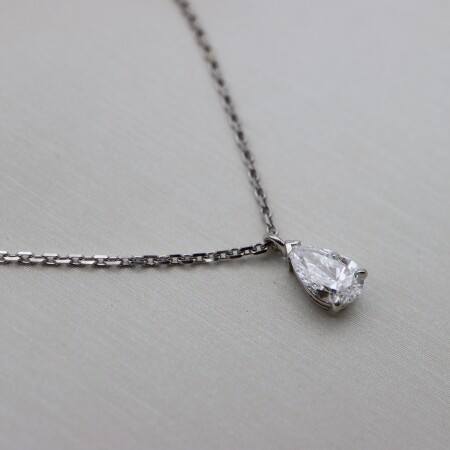 Collier or blanc et pendentif diamant taille poire