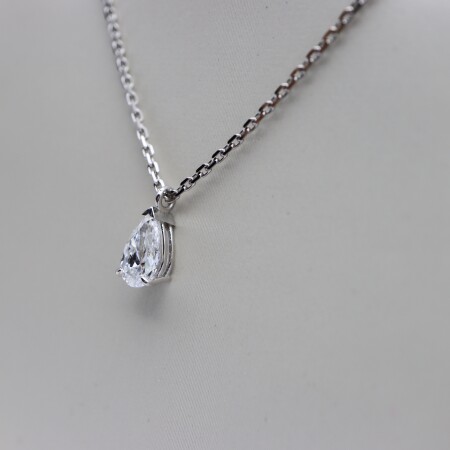 Collier or blanc et pendentif diamant taille poire