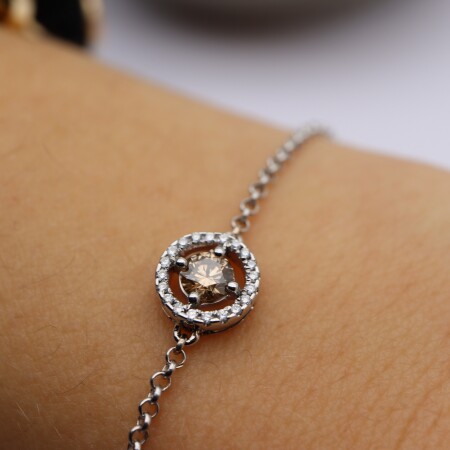 Bracelet or blanc motif central diamant chocolat et entourage diamants