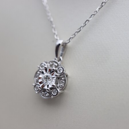 Collier or blanc et diamants