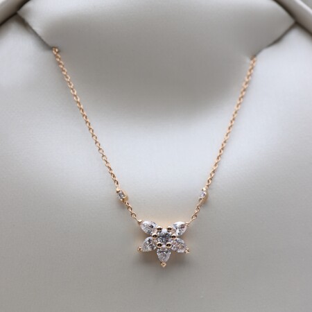 Collier or rose, diamants brillant et poire