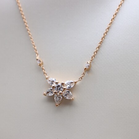 Collier or rose, diamants brillant et poire