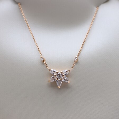 Collier or rose, diamants brillant et poire