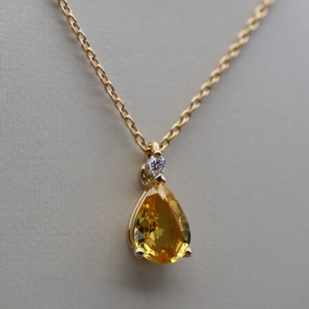 Collier or jaune saphir jaune taille poire et diamant