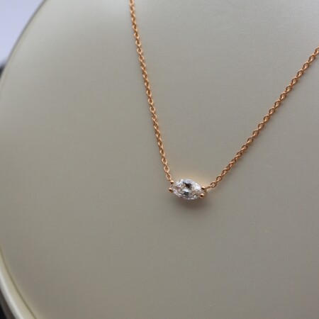 Collier or rose navette diamant