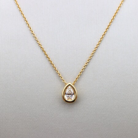 Collier or jaune et diamant poire serti clos