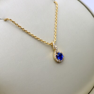 Pendentif or jaune, saphir et diamants