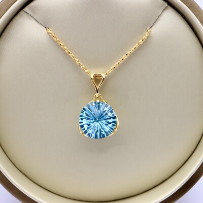 Pendentif or jaune et topaze bleue