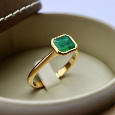 Bague or jaune émeraude sertie clos
