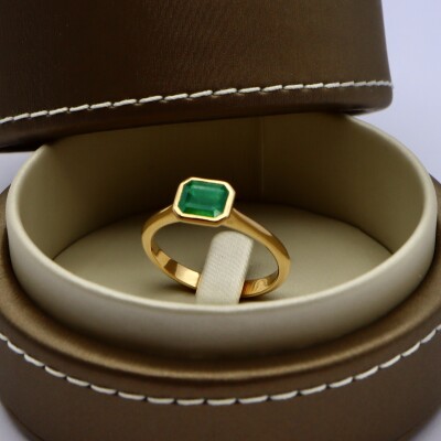 Bague or jaune émeraude sertie clos
