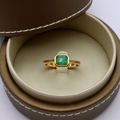 Bague or jaune émeraude sertie clos