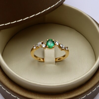 Bague or jaune avec émeraude et diamants