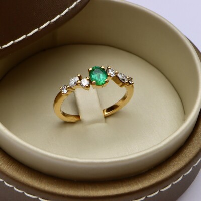 Bague or jaune avec émeraude et diamants