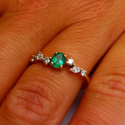 Bague or jaune avec émeraude et diamants
