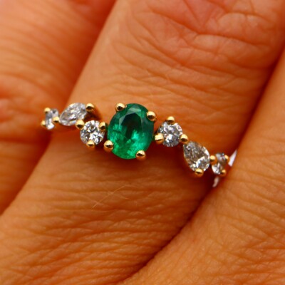 Bague or jaune avec émeraude et diamants