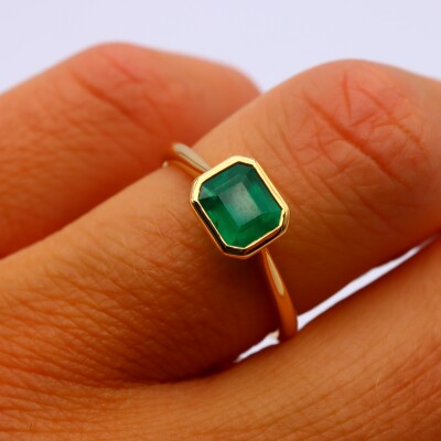 Bague or jaune émeraude sertie clos