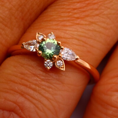 Bague or rose, saphir vert et diamants