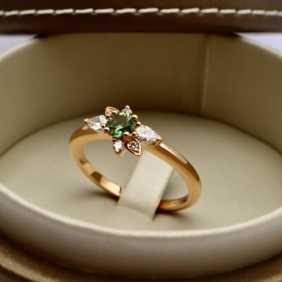 Bague or rose, saphir vert et diamants
