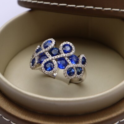 Bague or blanc, saphirs bleus et diamants