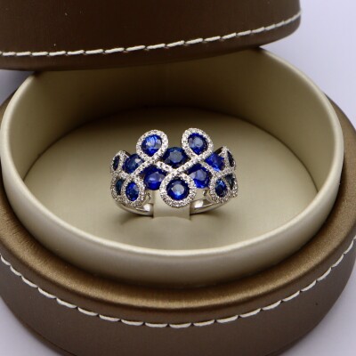 Bague or blanc, saphirs bleus et diamants