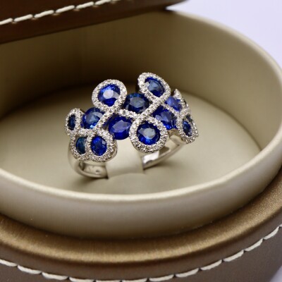 Bague or blanc, saphirs bleus et diamants