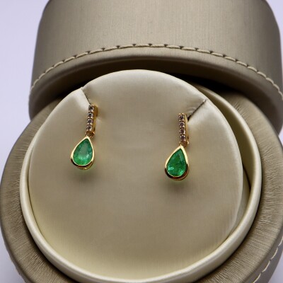 Boucles d'oreilles pendantes émeraudes et diamants
