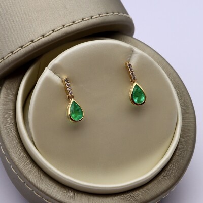 Boucles d'oreilles pendantes émeraudes et diamants