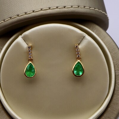 Boucles d'oreilles pendantes émeraudes et diamants