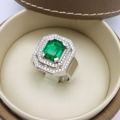 Bague or blanc, émeraude et diamants