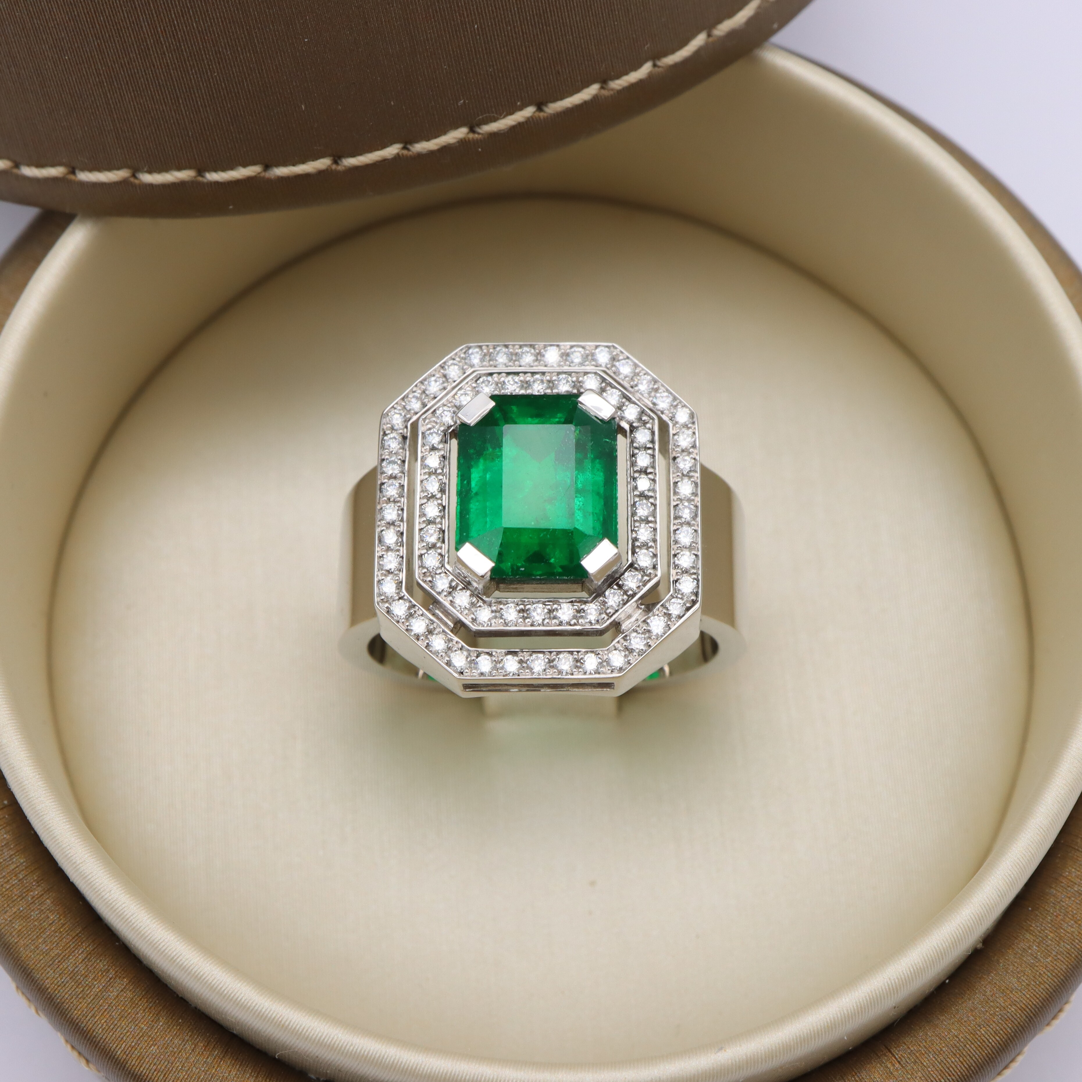 Bague or blanc, émeraude et diamants vue 2