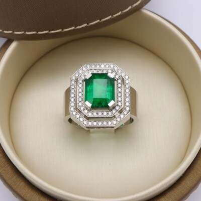 Bague or blanc, émeraude et diamants