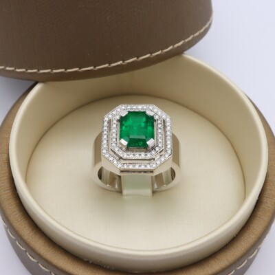 Bague or blanc, émeraude et diamants