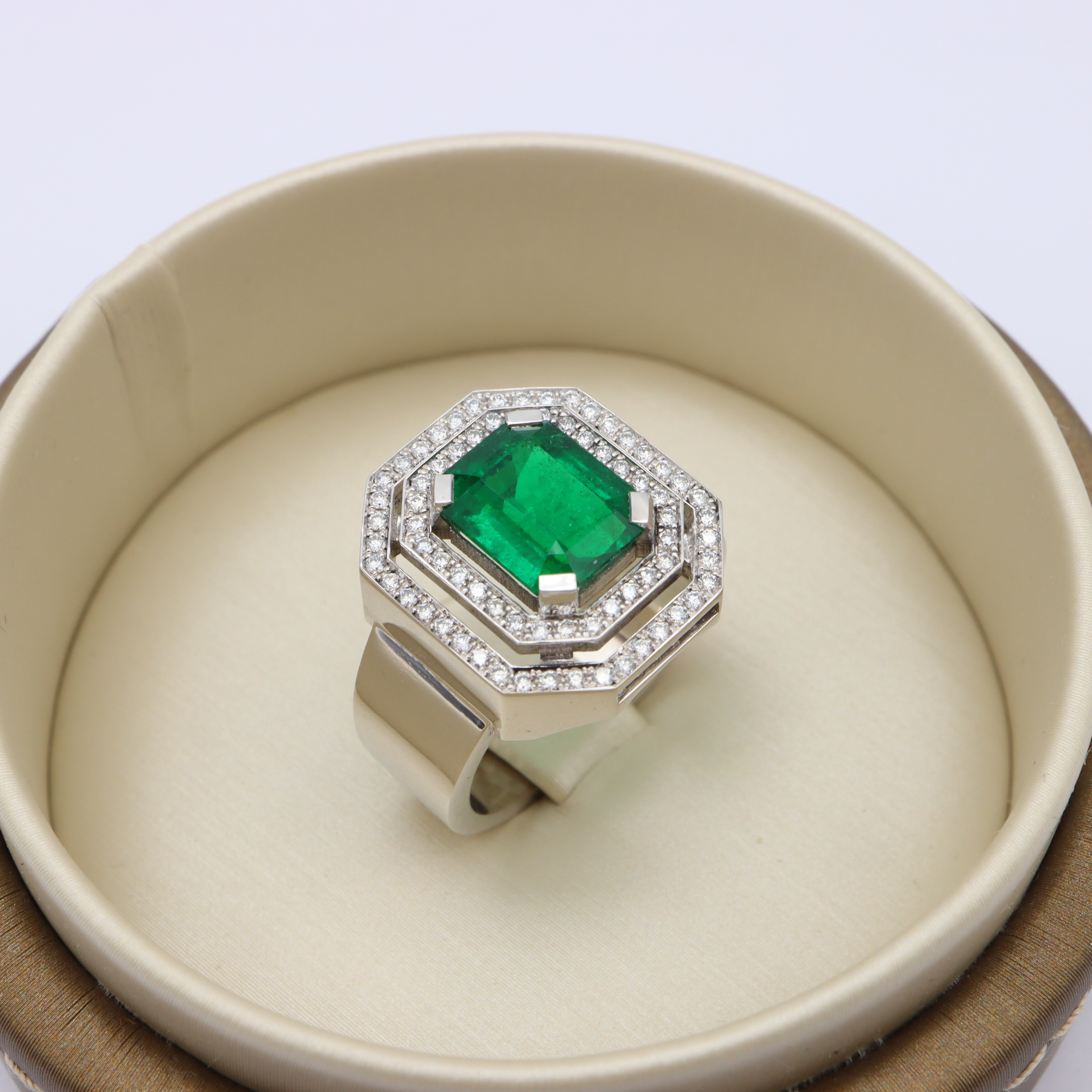 Bague or blanc, émeraude et diamants vue 4