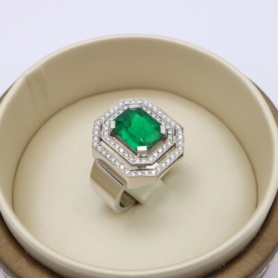 Bague or blanc, émeraude et diamants
