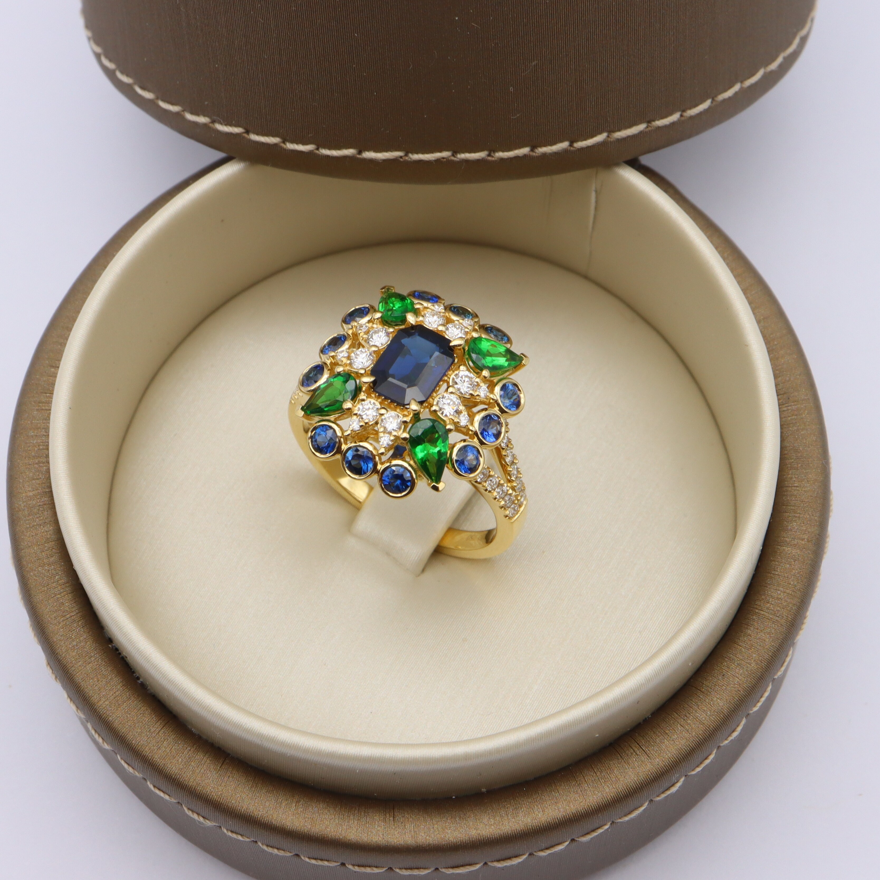 Bague or jaune, saphirs, grenats verts et diamants vue 1