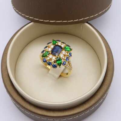 Bague or jaune, saphirs, grenats verts et diamants