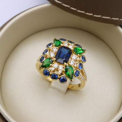 Bague or jaune, saphirs, grenats verts et diamants