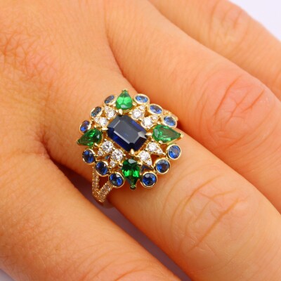 Bague or jaune, saphirs, grenats verts et diamants